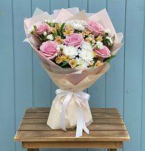 Букет цветов из:  Гвоздики, Орхидеи и Розы в Кевсале