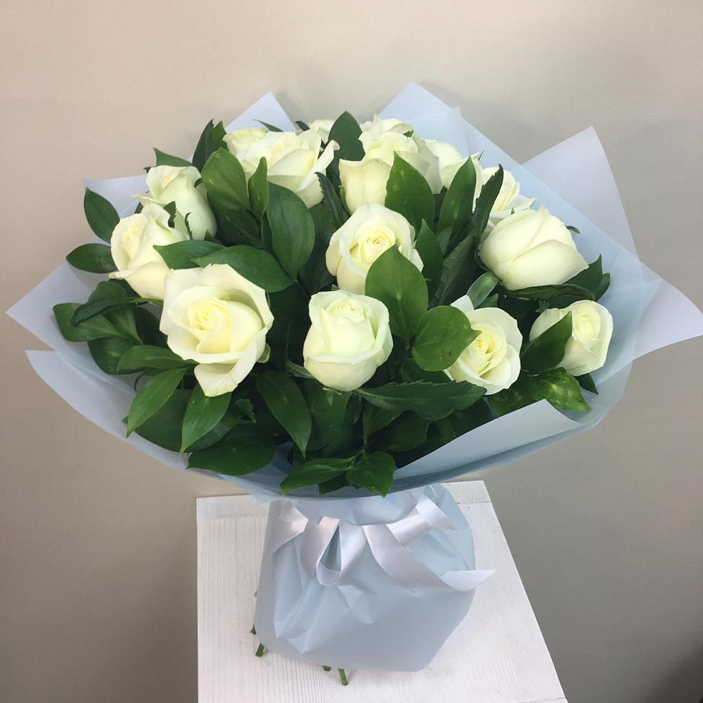 Букет 15 Белых роз Проуд в Кевсале