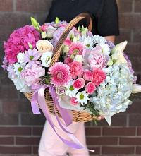 Цветочная композиция из Розы, Хризантемы, Пионы и Лизиантусы в корзине в Кевсале