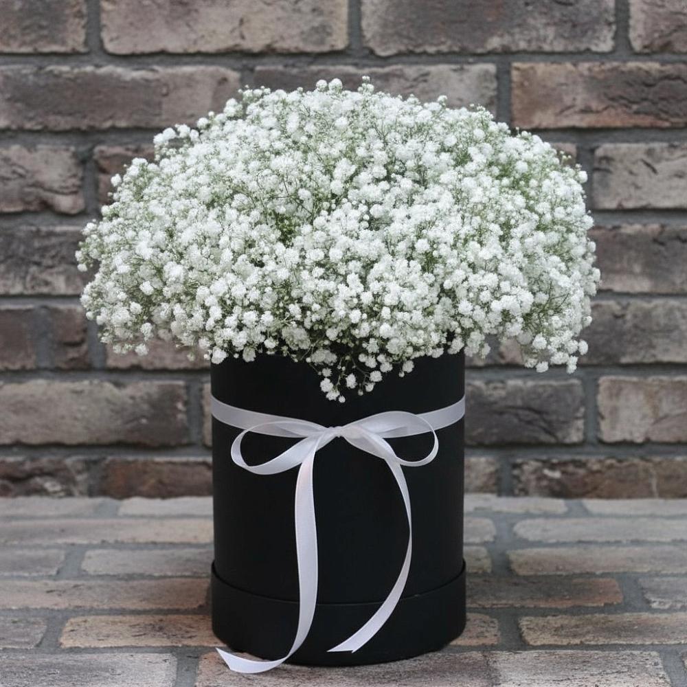 Цветочная композиция из Гипсофила в шляпной коробке в Кевсале