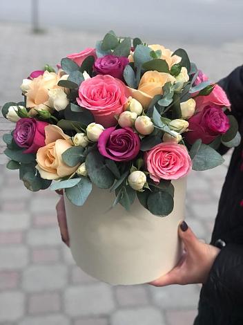 Цветочная композиция из Розы в шляпной коробке в Кевсале