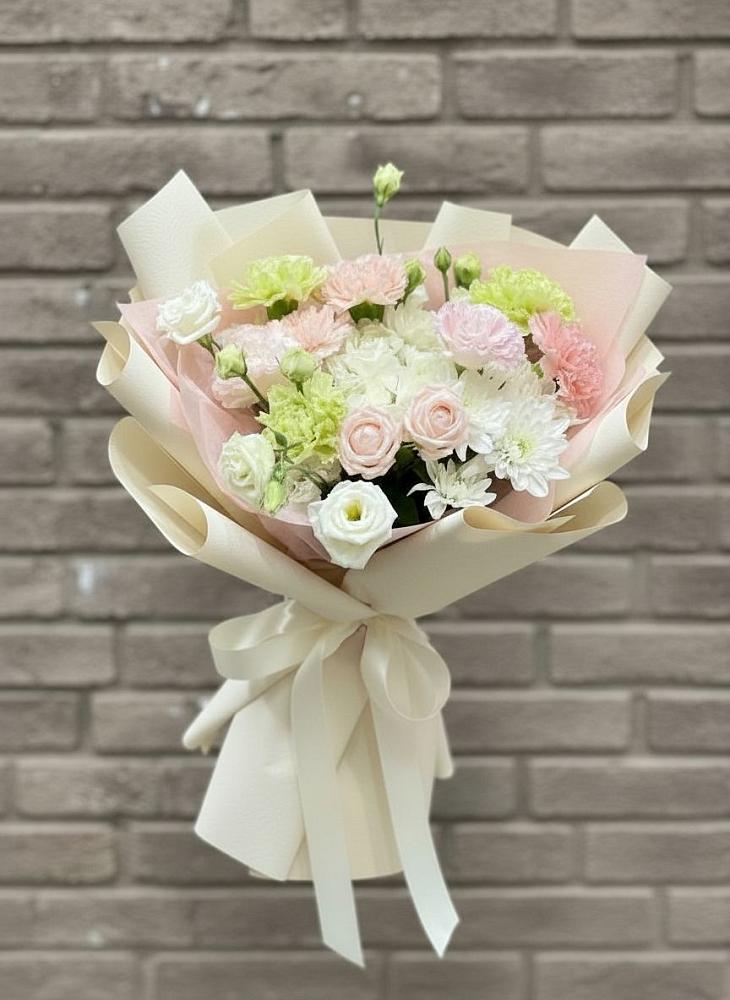 Букет цветов из: Гвоздики, Розы, Лизиантусы и Хризантемы в Кевсале