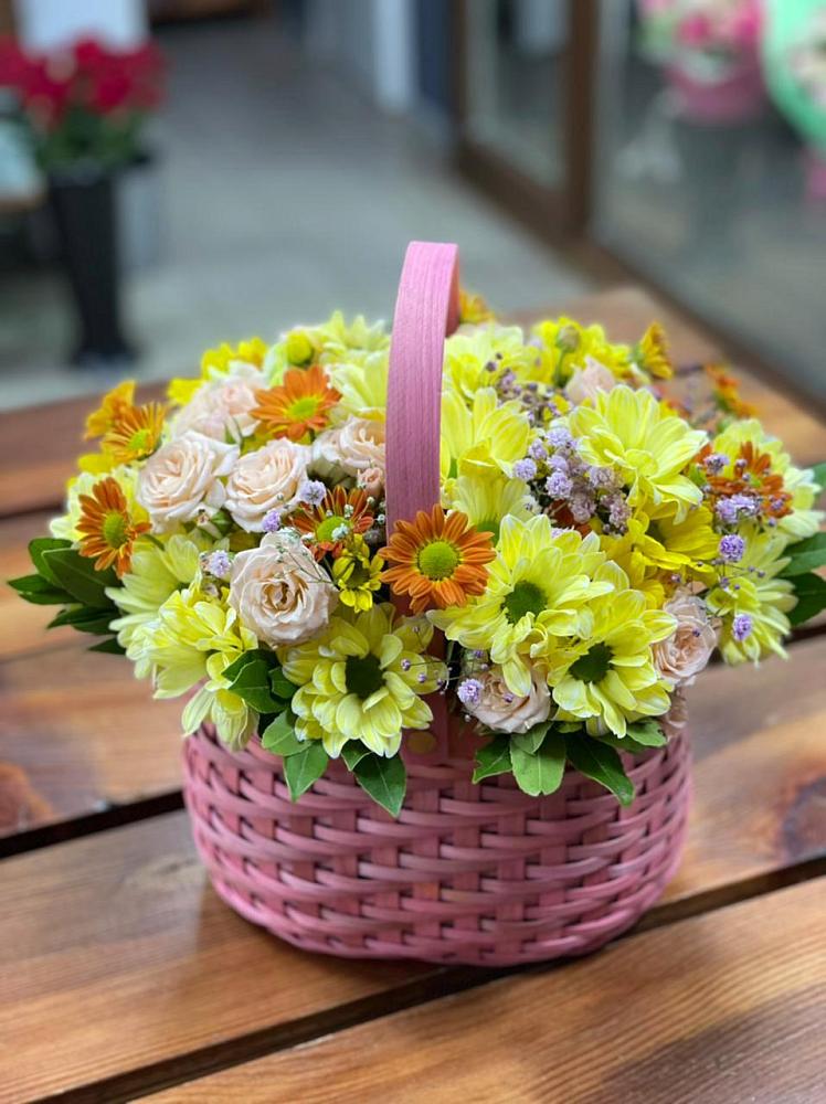 Цветочная композиция из Хризантемы и Розы в корзине в Кевсале