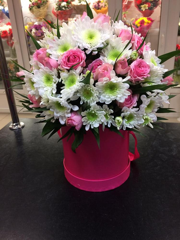 Цветочная композиция из Розы и Хризантемы в шляпной коробке в Кевсале