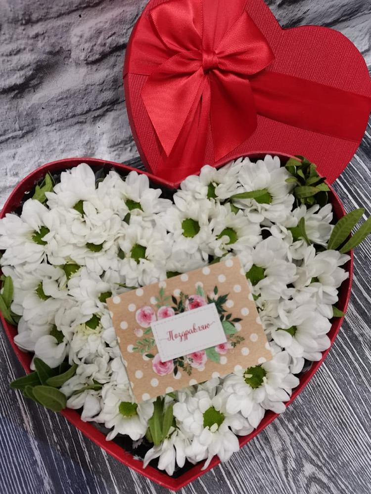 Цветочная композиция из Хризантемы в виде сердца в Кевсале