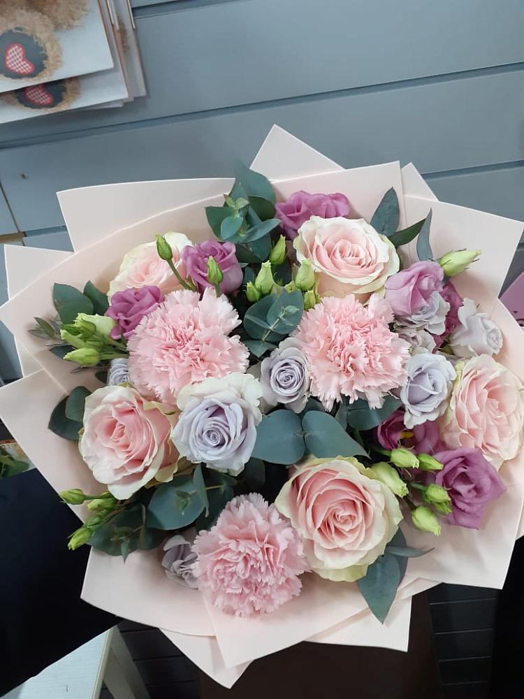 Букет цветов из: Розы, Гвоздики и Лизиантусы в Кевсале