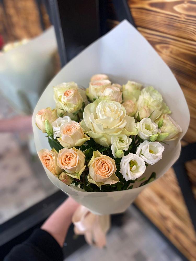 Букет цветов из: Розы и Лизиантусы в Кевсале